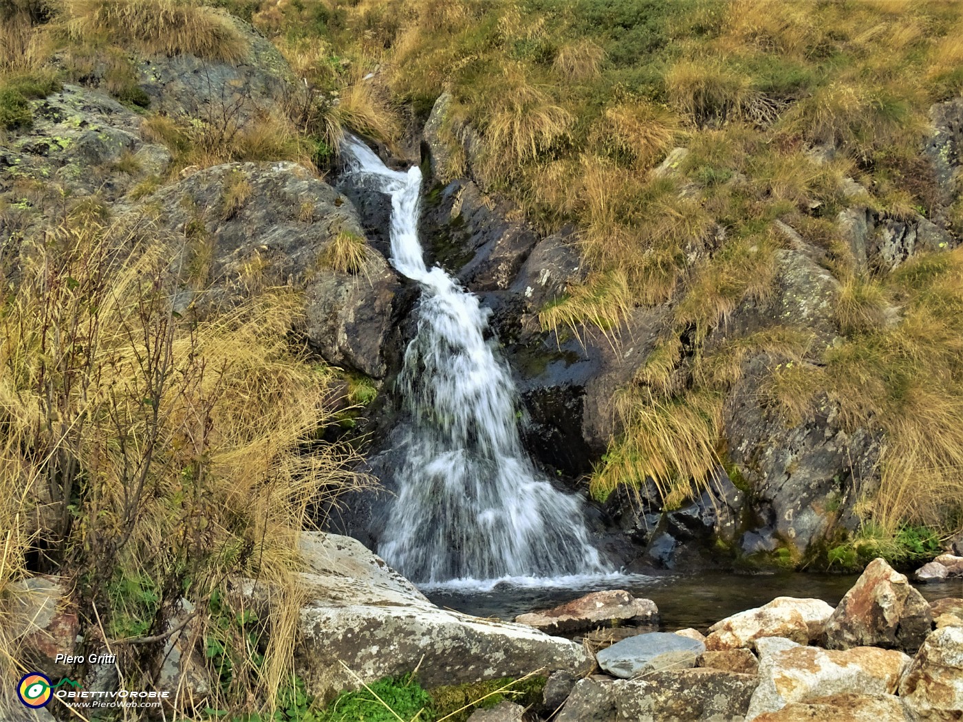 75 In discesa da Cima Cadelle a Foppolo sul sent. 201, passaggio a cascata.JPG